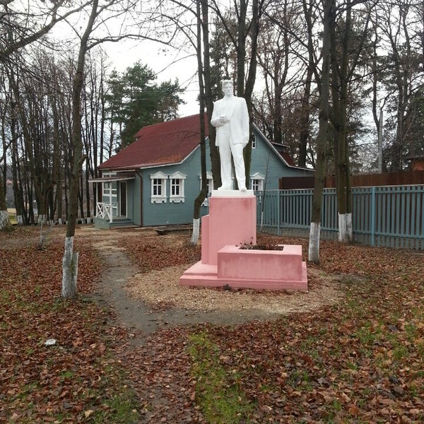 Памятник маяковскому в вологде. Дом музей маяковского в пушкино. Акулова гора в пушкино дача маяковского. Дом музей маяковского в пушкино. Акулова гора в пушкино дача маяковского.