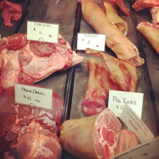 Foto diambil di M.F. Dulock Pasture-Raised Meats oleh Marguerite A. pada 10/13/2012