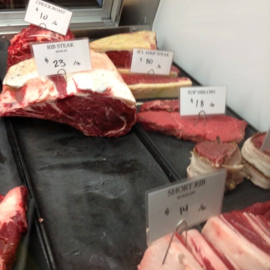 Foto diambil di M.F. Dulock Pasture-Raised Meats oleh Marguerite A. pada 12/1/2012