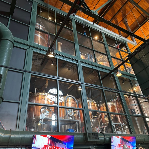 Foto diambil di Against The Grain Brewery &amp; Smokehouse oleh Joe C. pada 5/12/2023
