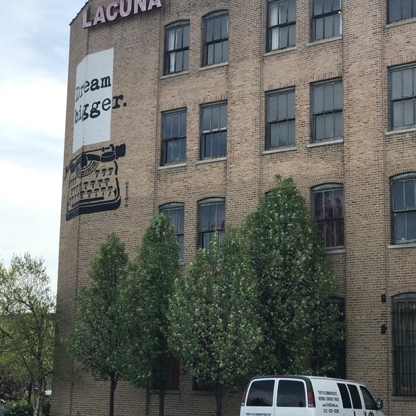 Foto tirada no(a) Lacuna Artist Lofts and Studios por Joe C. em 4/25/2017