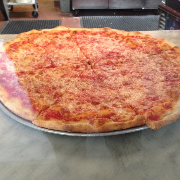 Foto tirada no(a) Joe&#39;s Pizza por Lionel C. em 5/17/2013