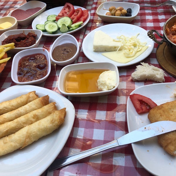 Снимок сделан в Balkon Cafe &amp; Kahvaltı пользователем Pınar Y. 7/25/2020