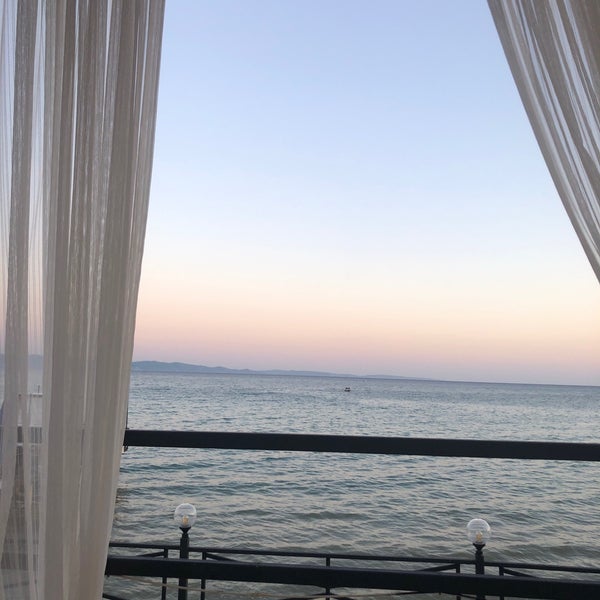 รูปภาพถ่ายที่ Doğa Beach โดย Pınar Y. เมื่อ 6/29/2019