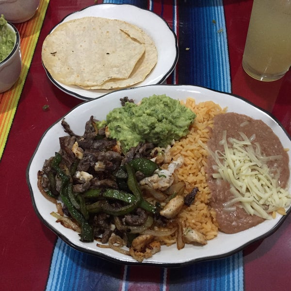 Foto scattata a Acapulco Restaurant da Wolfgang B. il 10/14/2016