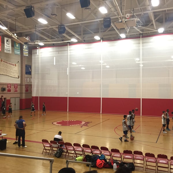 次での写真 Redlands East Valley High School Redlandsの高校