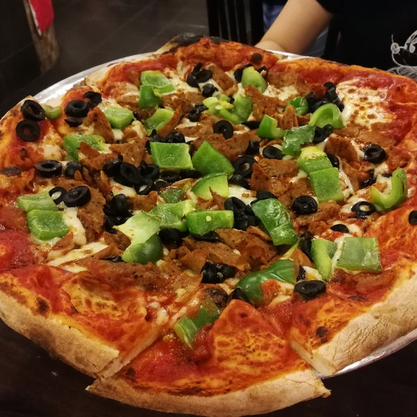 Снимок сделан в Michelangelo&#39;s Pizzeria пользователем YH C. 9/22/2018