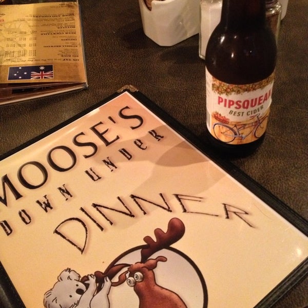 Photo prise au Moose&#39;s Down Under par Vikki L. le7/25/2013