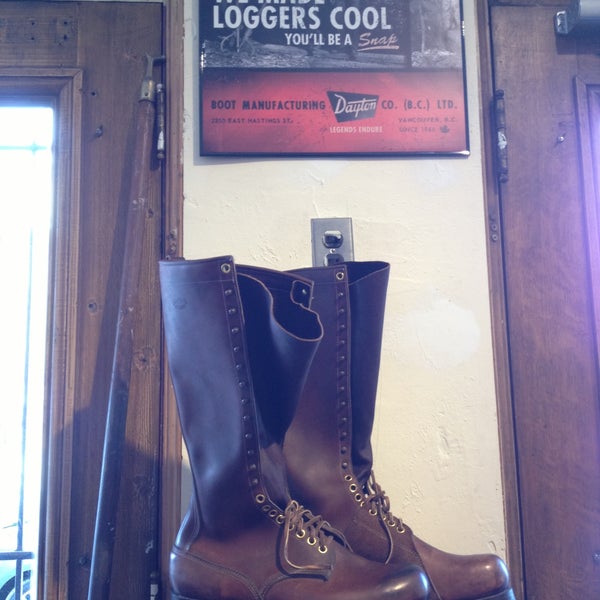 Foto tirada no(a) Dayton Boots por Vikki L. em 4/13/2013