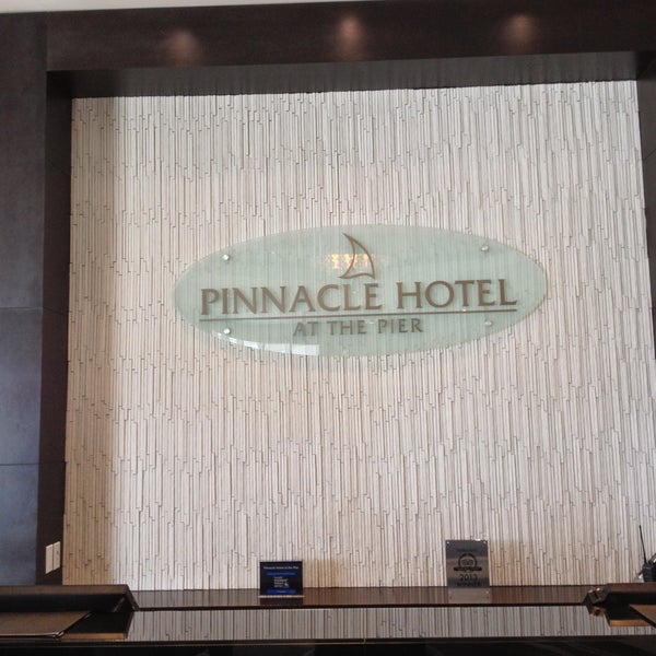 รูปภาพถ่ายที่ Pinnacle Hotel At The Pier โดย Vikki L. เมื่อ 5/2/2013