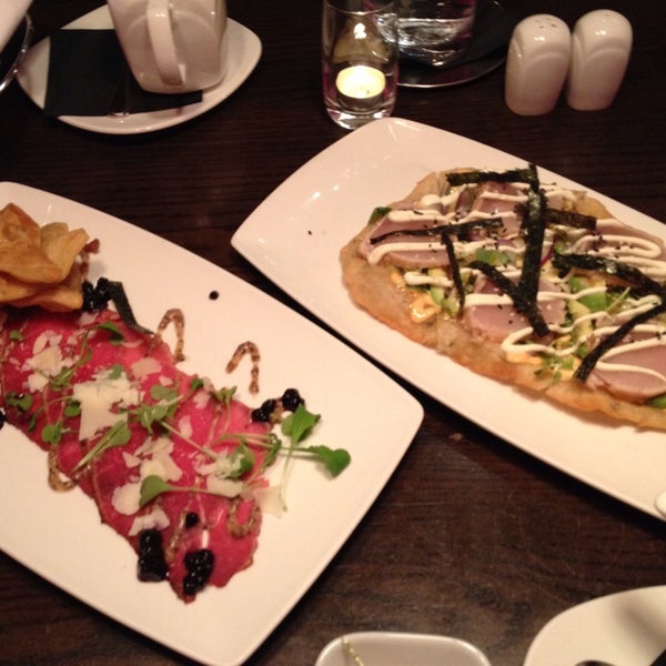 Foto diambil di Prestons Restaurant + Lounge Vancouver oleh Vikki L. pada 11/14/2014