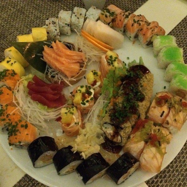Foto tirada no(a) Sushihana Sushi Bar por João S. em 3/22/2014