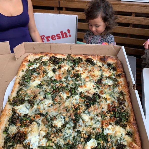 Foto scattata a Williamsburg Pizza da Mike C. il 10/14/2018