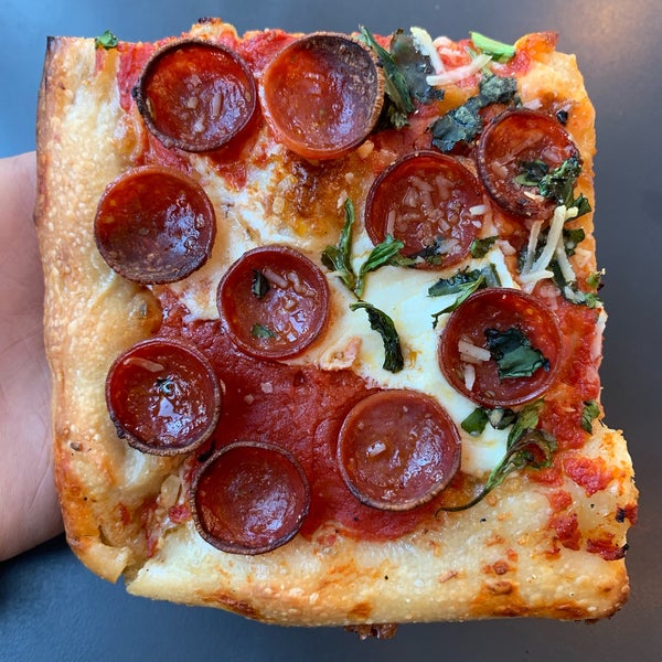 Foto tirada no(a) Williamsburg Pizza por Mike C. em 12/18/2018