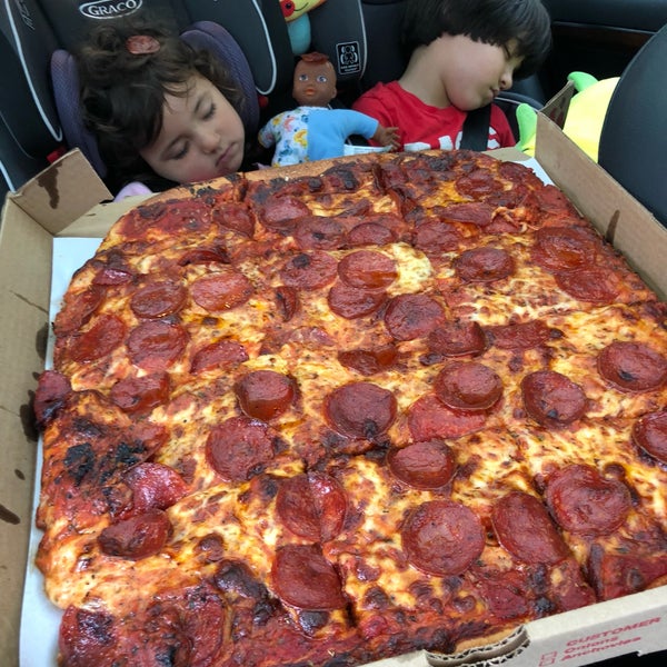 Foto tomada en Santillo&#39;s Brick Oven Pizza  por Mike C. el 5/27/2018