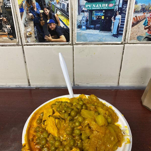 Photo prise au Punjabi Grocery &amp; Deli par あおやまひろ le3/12/2020