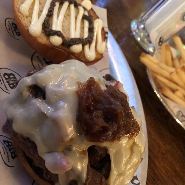 Foto scattata a Black Iron Burger da あおやまひろ il 12/5/2019