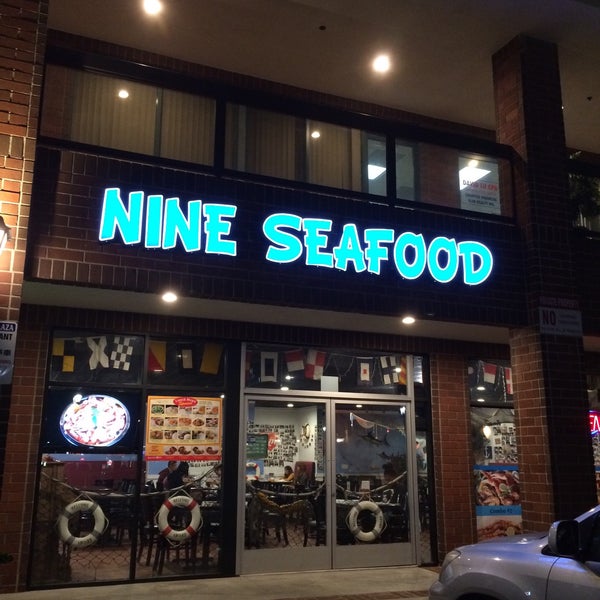 Снимок сделан в Nine Seafood Restaurant пользователем Judee B. 4/6/2017