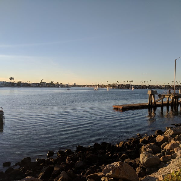 รูปภาพถ่ายที่ Boathouse on the Bay โดย Phil เมื่อ 1/26/2019