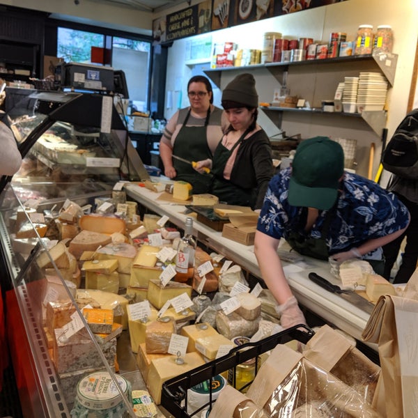 Foto diambil di Chicago French Market oleh Phil pada 9/6/2019