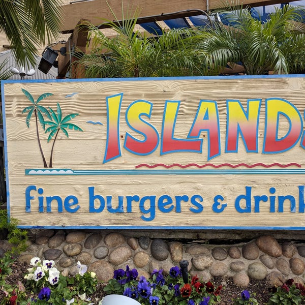 Photo taken at Islands Restaurant by Phil on 10/23/2018
