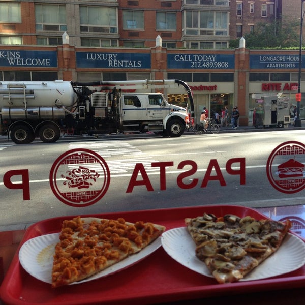 9/4/2013 tarihinde Ryanziyaretçi tarafından Famous Amadeus Pizza'de çekilen fotoğraf