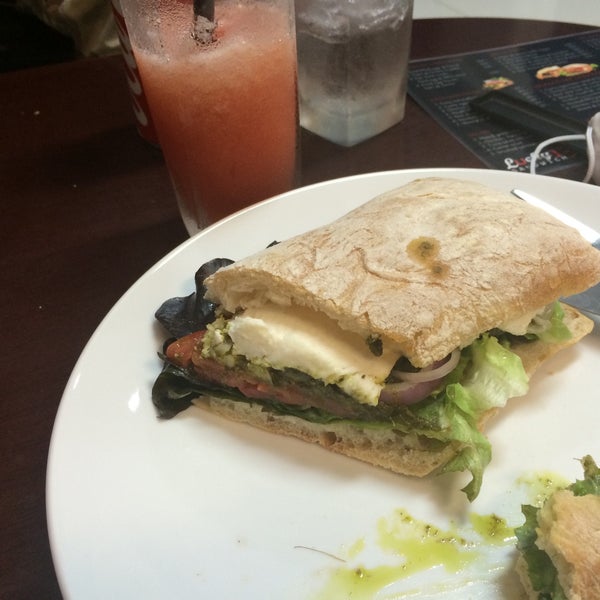 Foto tirada no(a) Lucky 13 Sandwich por Kaew P. em 12/31/2014
