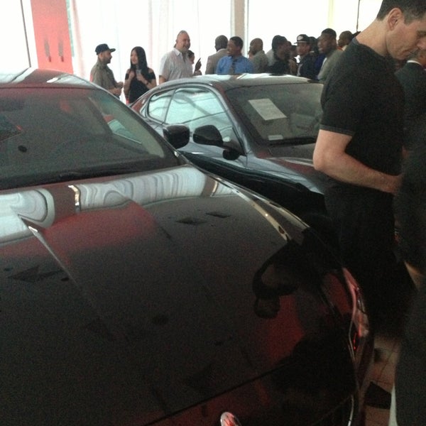 รูปภาพถ่ายที่ Maserati of Manhattan โดย Wayne W. เมื่อ 5/30/2013