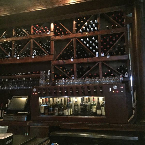 Foto scattata a Tommy&#39;s Wine Bar da sheri&#39; n. il 7/9/2015