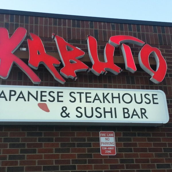 Снимок сделан в Kabuto Japanese Steakhouse and Sushi Bar пользователем MT S. 5/15/2013
