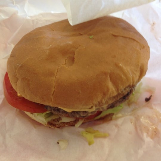 รูปภาพถ่ายที่ Kincaid&#39;s Hamburgers โดย Gladys A. เมื่อ 10/14/2012