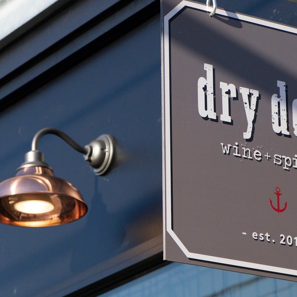 Foto scattata a Dry Dock Wine &amp; Spirits da Dry Dock Wine &amp; Spirits il 4/19/2021