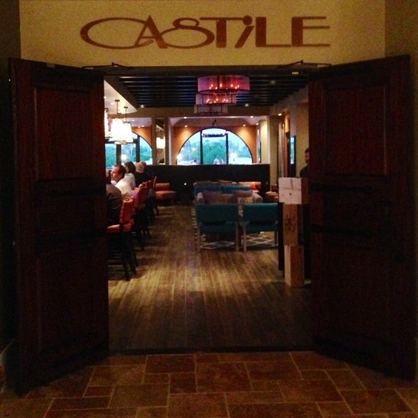 7/11/2014 tarihinde Patrick K.ziyaretçi tarafından Castile Restaurant'de çekilen fotoğraf