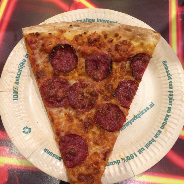 Foto diambil di New York Pizza oleh AAA pada 12/31/2015