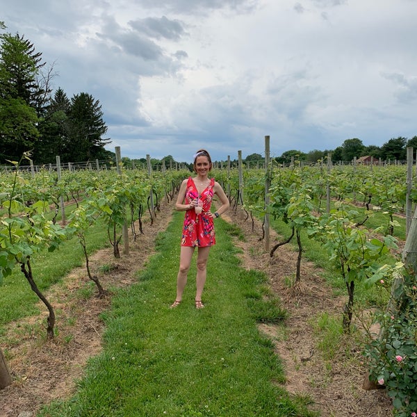 Foto tirada no(a) Crossing Vineyards and Winery por ⚓️ Jessica S. em 5/26/2019