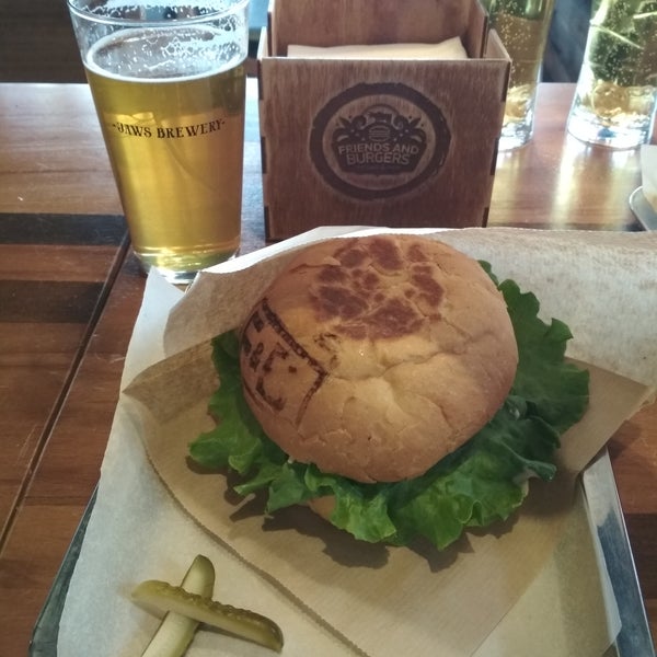 Friends and burgers петропавловске-камчатском. Петропавловск бургер. Гамбургер джуси люси. Джуси бургер петропавловск-камчатский. Friends burgers.