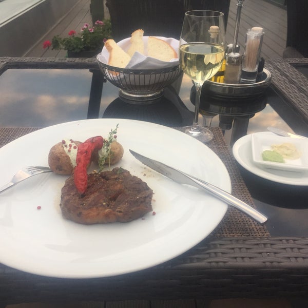 Foto scattata a The Terrace Grill Restaurant da Oleksandr H. il 8/21/2017