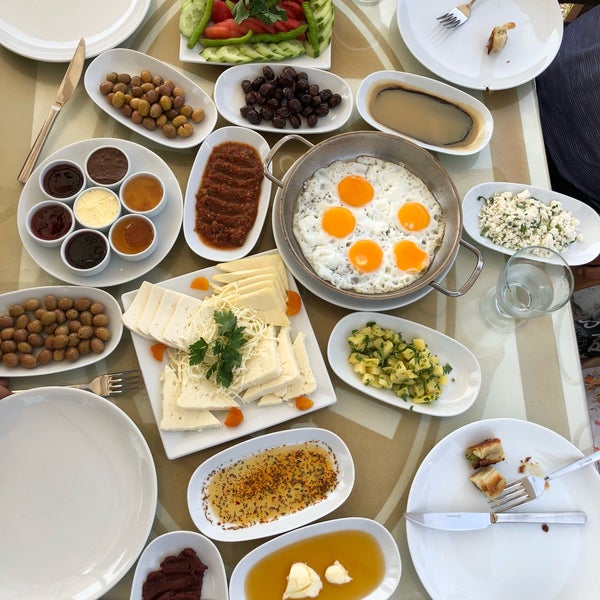 Photo taken at Adalı Cafe &amp; Restaurant by Emre D. on 8/28/2018
