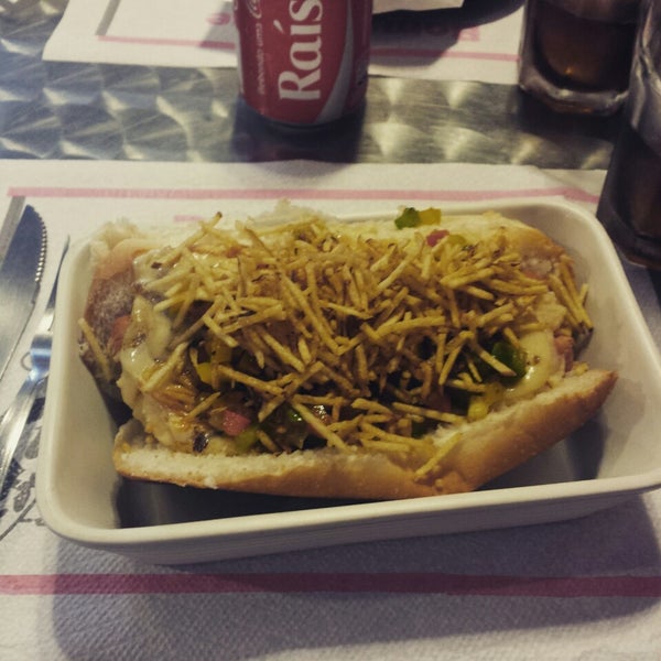 Das Foto wurde bei São Paulo Dog &amp; Burger von Katia C. am 4/10/2015 aufgenommen