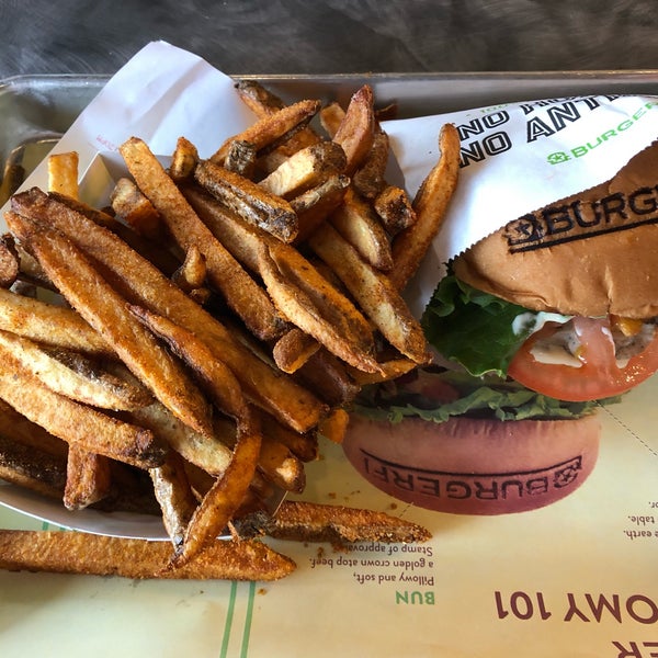 The grilled chicken sandwich with garlic aioli and cajun fries are delicious!