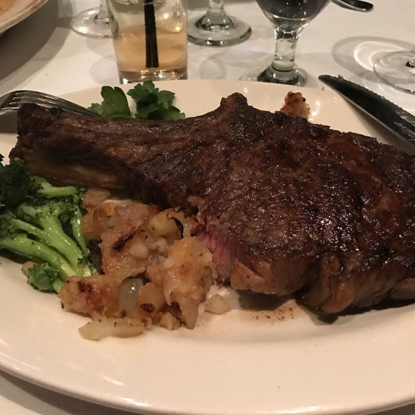 Foto tomada en Empire Steak House  por Karen el 12/6/2016