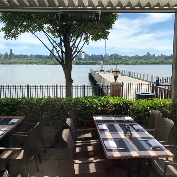 Foto tirada no(a) HAVEN Riverfront Restaurant and Bar por Karen em 5/18/2019