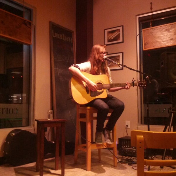 Foto tomada en Roots Coffeehouse  por Jeremy M. el 9/21/2013