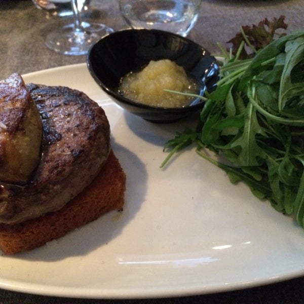 Hamburguesa francesa de wagyu, muy rica! La merluza, plato recomendado :)