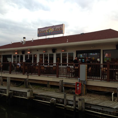 12/30/2013 tarihinde River Rock Restaurant &amp; Marina Barziyaretçi tarafından River Rock Restaurant &amp; Marina Bar'de çekilen fotoğraf