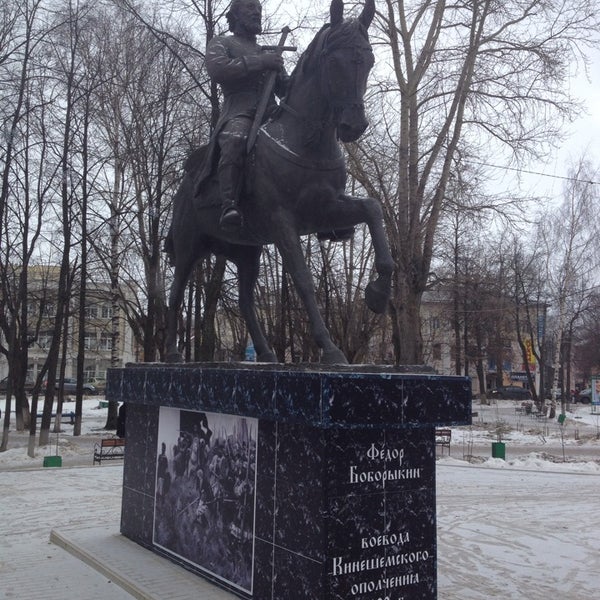 Князь оболенский ноготков йошкар ола. Новая усмань памятник воеводе. Памятник воеводе. Памятник собакину в новой усмани. Памятник воеводе козловскому в сызрани.