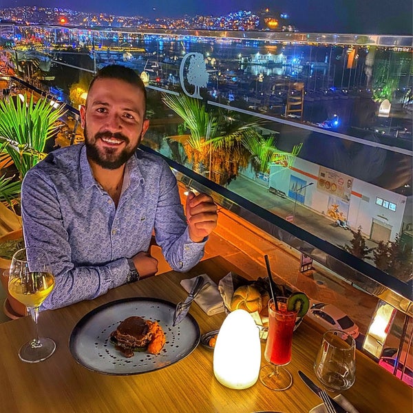 Das Foto wurde bei GIO Restaurant &amp; Lounge Bar von Hüseyin Y. am 10/12/2021 aufgenommen