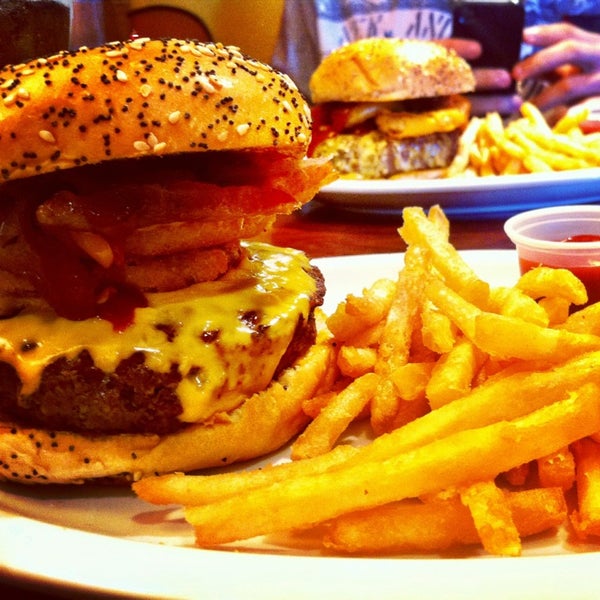 12/18/2012 tarihinde Julian P.ziyaretçi tarafından Mustard&#39;s Burger Shop &amp; Grill'de çekilen fotoğraf