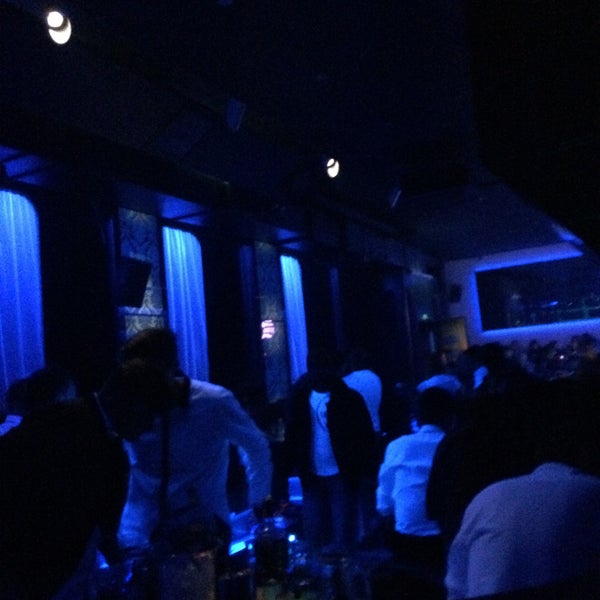 รูปภาพถ่ายที่ M1 Lounge Bar &amp; Club โดย Umut C. เมื่อ 3/10/2016