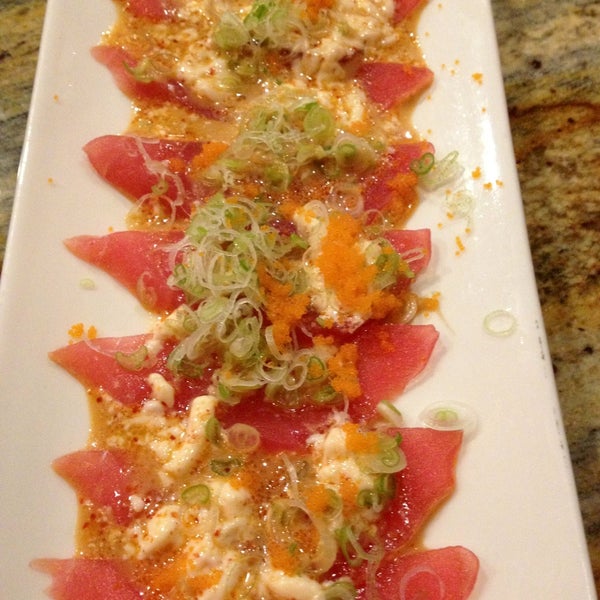 Foto scattata a Ohjah Japanese Steakhouse Sushi &amp; Hibachi da M.D il 5/5/2013